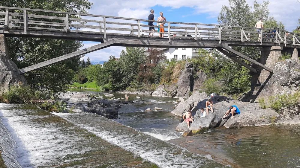 Mladi največ užitkov najdejo v skokih z lesenega mostu ali skal &quot;med pence&quot;, kakor imenujejo penjenje deroče Sore.
