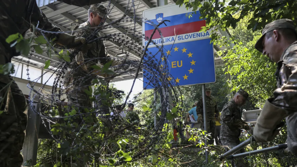 - 15.7.2022 - Odstranjevanje žice v kraju Krmačina na meji s Hrva&scaron;ko - žica, vojska//FOTO: Jaka Gasar
