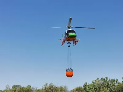 Pri gašenju požara imajo gasilci pomoč tudi iz zraka. Na terenu je bilo v ponedeljek dopoldan pet helikopterjev. 