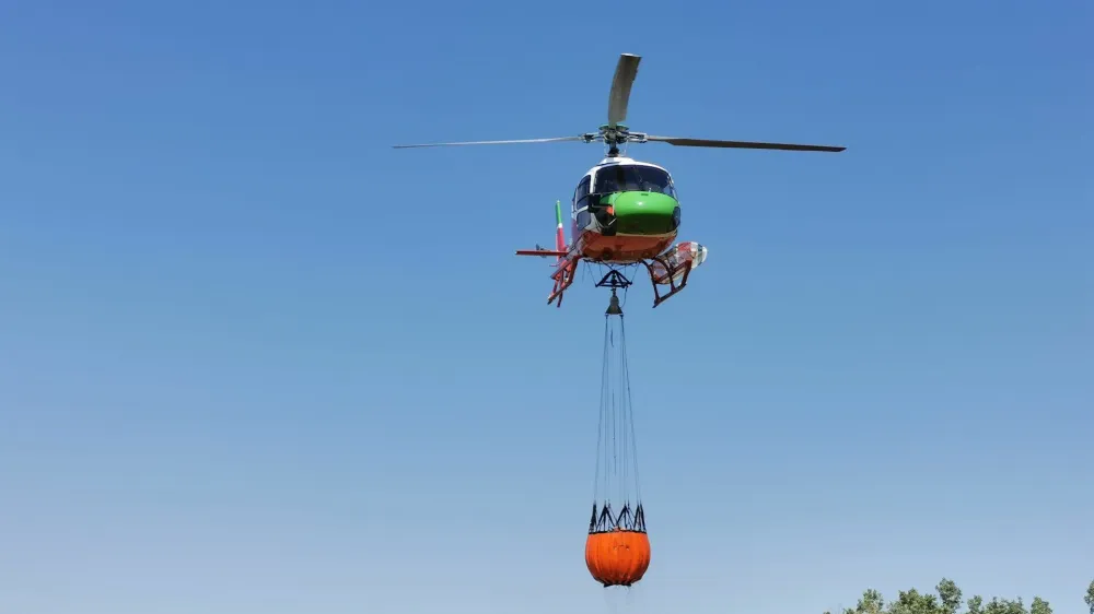 Pri gašenju požara imajo gasilci pomoč tudi iz zraka. Na terenu je bilo v ponedeljek dopoldan pet helikopterjev. 