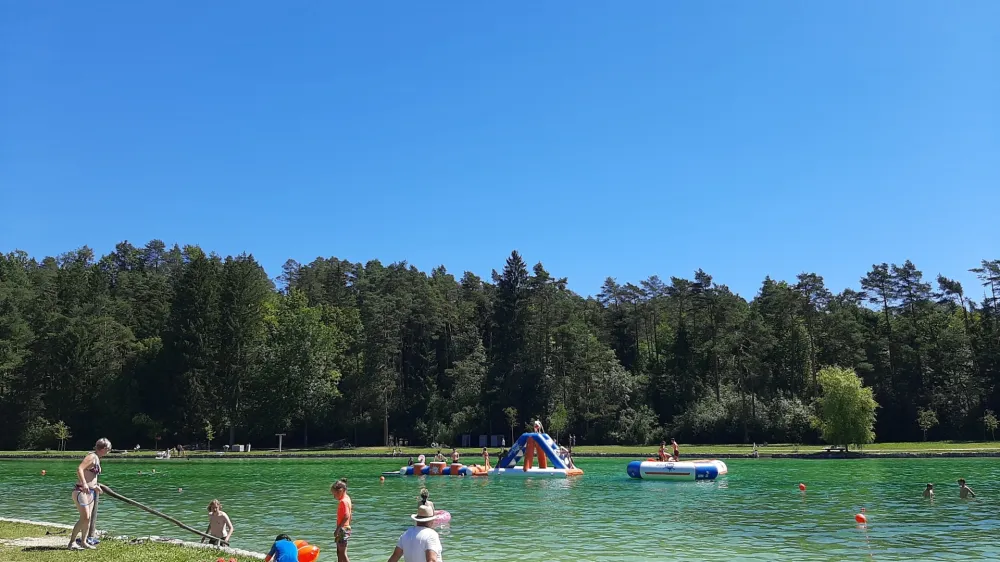 Na območju kampa so letos še dodatno poskrbeli za varnost gostov in postavili dva dodatna defibrilatorja, za katera upajo, da ju ne bo treba uporabiti. Kopalce razveseljujejo z novimi vodnimi igrali, ki so na voljo brezplačno.