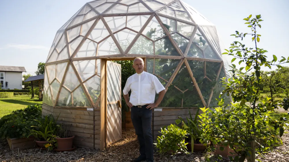 &raquo;Ko smo zgradili novo župni&scaron;če in uredili vrt, smo želeli v njem postaviti tudi rastlinjak. Dolgo smo iskali pravega za to okolje,&laquo; pripoveduje župnik Igor Dolin&scaron;ek.&nbsp;