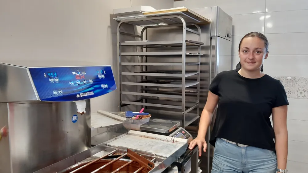 Nad sla&scaron;čičarstvom jo je navdu&scaron;ila stara mama Pavla, ki jo je &scaron;e kot dekletce rada opozovala med peko sladkih dobrot. Po njej je dobila ime tudi Hanina blagovna znamka Mama Paula. F Tina Jereb