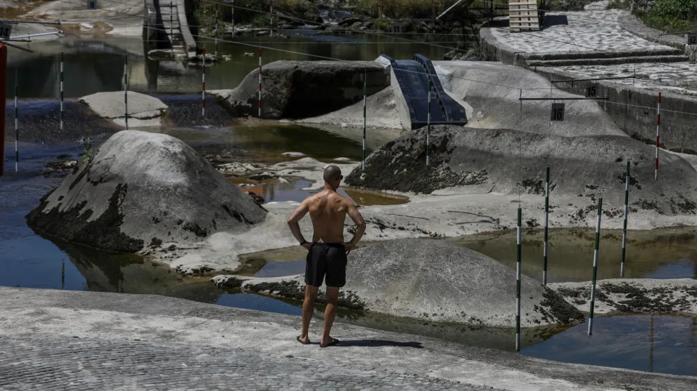 19.07.2022 - vročinski val - visoka temperatura- suša - nizek vodostaj rek - reka Sava v TacnuFoto: Luka Cjuha