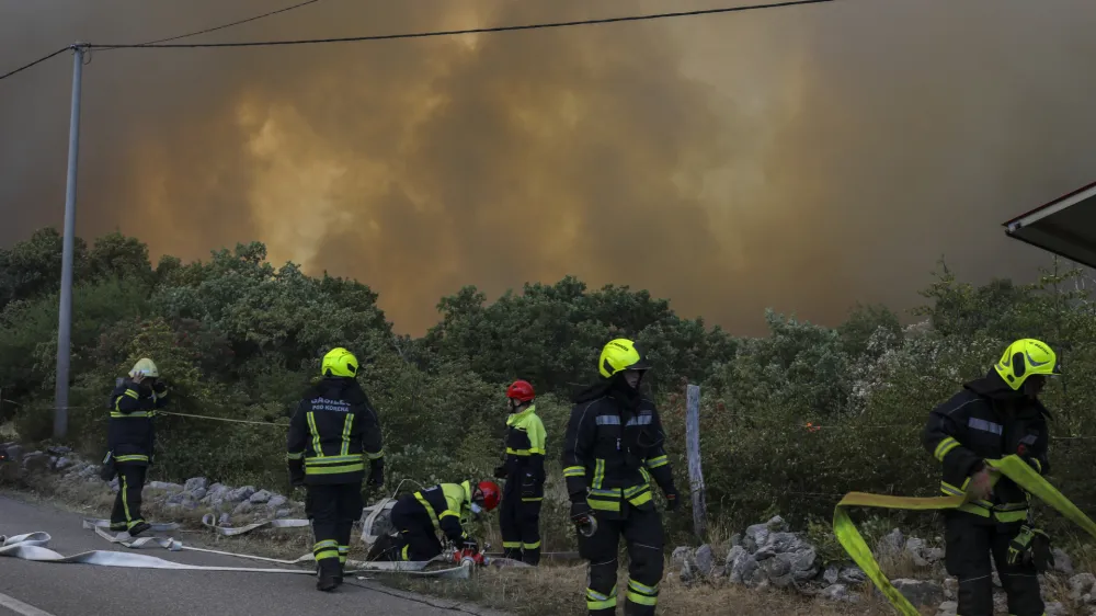 - 20.7.2022 - Brestovica pri Komnu - Požar, ga&scaron;enje, evakuacija, gasilci, policija, ogenj, voda, dim, helikopter, avion //FOTO: Jaka Gasar