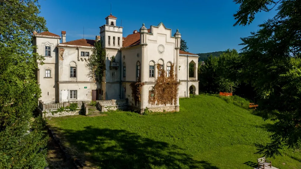 Dvorec Jelšingrad v Šmarju je unikaten primer arabsko-mavrske arhitekture pri nas, zato ga je vredno obnoviti in zaščititi pred propadanjem. Foto: občina Šmarje