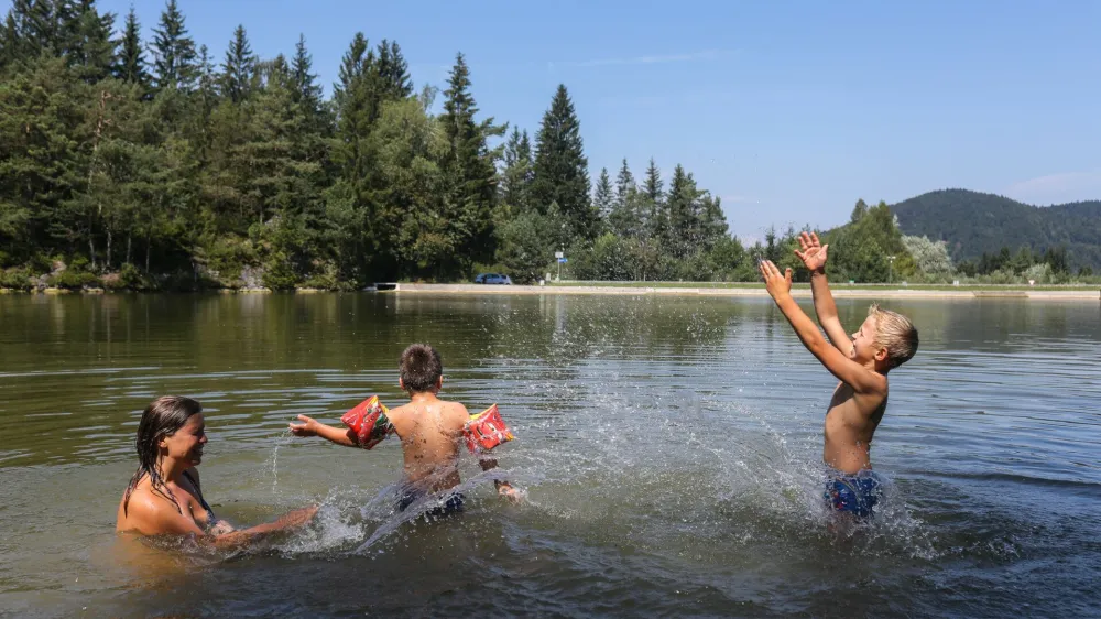 Rakitni&scaron;ko jezero ponuja obiskovalcem, ki jih je več ob koncih tedna, prijetno ohladitev in osvežitev.&nbsp;