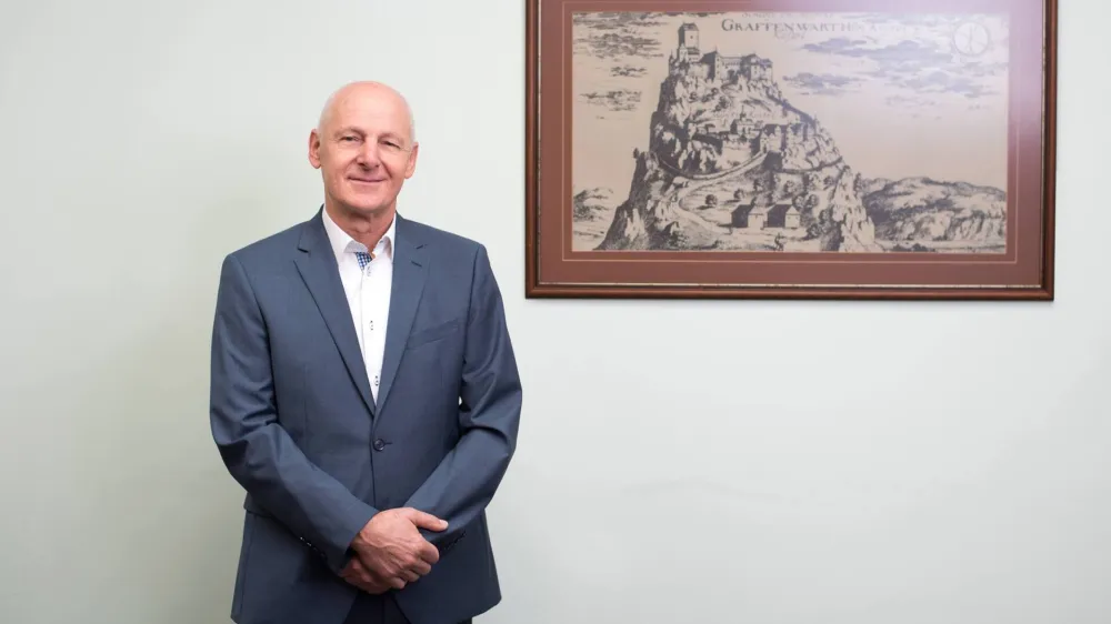 Ivan Črnkovič, župan Kostela

Pri vseh večjih projektih smo prepuščeni sami sebi. Od države ne dobimo niti evra. Veliko je govorjenja, kako skrbijo za enakomeren razvoj države, ko potrebuješ denar, pa pomoči ni.