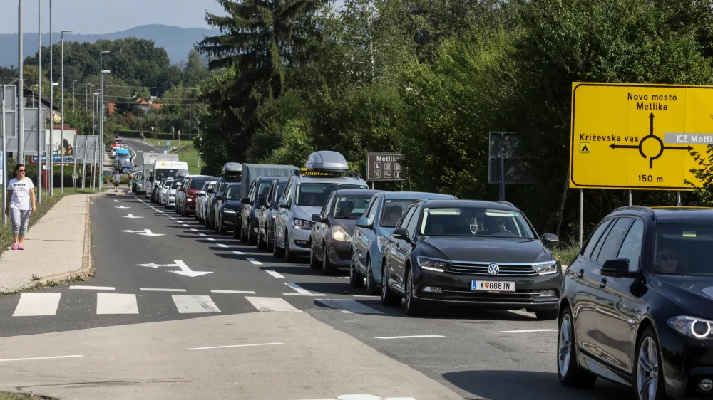- 31.07.2021  Metlika  gneča pred mejnim prehodom - zastoj- kolona - turistična sezona - protestni shod, na katerem so krajani opozorili na prometno problematiko  protest zaradi prometnih zamakov oziroma večkilometrskih kolon vozil, ki nastajajo na glavni prometnici ob prehajanju blinjega mejnega prehoda s Hrvako. //FOTO: Luka Cjuha.