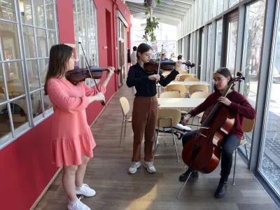 Država skuša za ukrajinske begunce sprejeti interventni zakon. Nevladne organizacije so v ureditvi prepoznale množico ovir. Na fotografiji mladi Ukrajinci v ljubljanskem hostlu Celica.