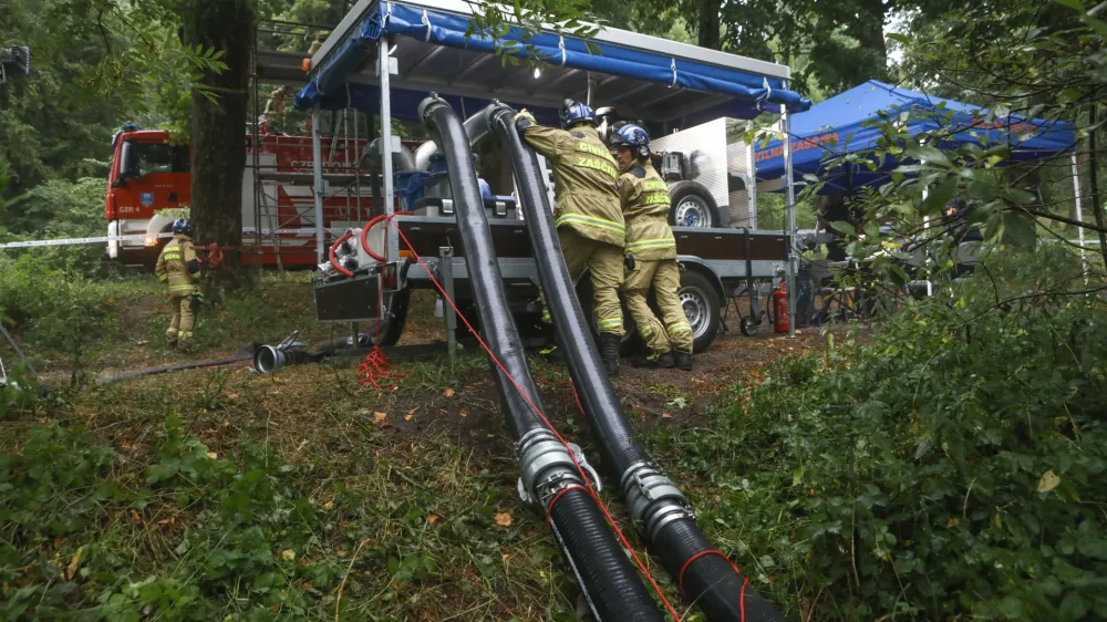 Reka unica - civilna zaščita<br><br>- 26.07.2022 – kritično stanje vodooskrbe v slovenski Istri – prispeli prvi tovornjaki s cisternami surove vode iz reke Unice v vodarno Rižanskega vodovoda v Cepkih pri Dekanih. <br> <br>//FOTO: Luka Cjuha<br>