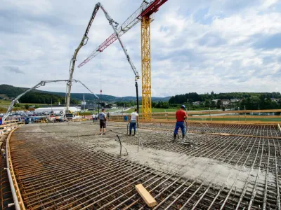 betoniranje prekladne konstrukcije nadvoza čez železniško progo pri Malem Hudem v Ivančni Gorici.