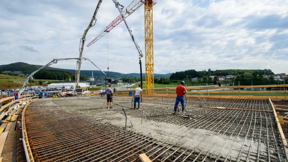 betoniranje prekladne konstrukcije nadvoza čez železniško progo pri Malem Hudem v Ivančni Gorici.