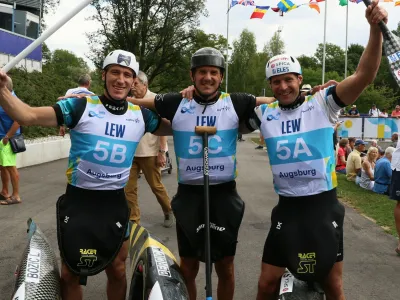 Kanuisti (z leve) Luka Božič, Anže Berčič in Benjamin Savšek so s popolno vožnjo postali svetovni prvaki v moštvenih vožnjah.
F