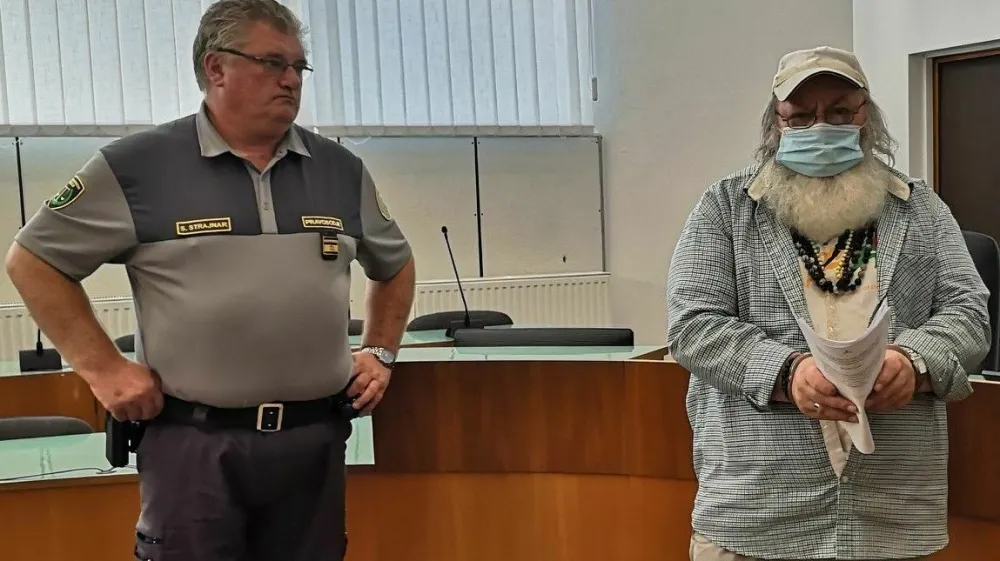 Vinko Pohar je obtožen poskusa umora svojega sostanovalca, a krivde za to, kar mu očita tožilstvo v obtožnici, ne prizna.<br>