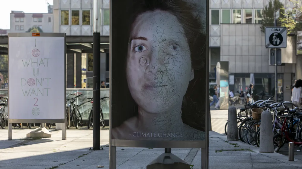 - 10.09.2021  TAM-TAM plakatna galerija Figovec - razstava 47° Celzija v senci - razstavo na prostem sestavlja 30 plakatov na temo podnebne spremembe, ki so jih oblikovali avtorji in avtorice z različnih koncev sveta.  plakati  plakatni pano - //FOTO: Matja Rut