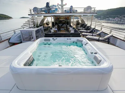 Najem jahte M/Y Freedom stane od 80.000 do 100.000 evrov na teden. F youtube