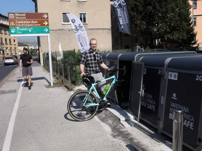 Kolesarnice varovanega parkirišča za kolesa so za zdaj le ob Aškerčevi cesti, do konca leta bodo še na treh lokacijah. Foto: Tomaž Skale