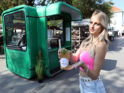 - 28.07.2022 – Ljubljanska tržnica – kiosk Bubble Tea Bar - prodaja osvežilnih napitkov na osnovi čaja ali mleka //FOTO: Tomaž Skale