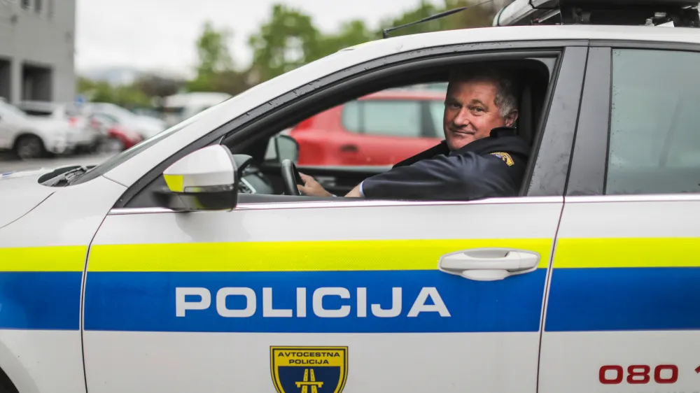 Upravo avtocestne policije vodi Andrej Jurič, ki se je pred preiskovalno komisijo DZ neslavno proslavil z izgubo spomina, ko so ga poslanci vpra&scaron;ali, po čigavih sugestijah je vodil kadrovsko politiko, ko je bil vr&scaron;ilec dolžnosti generalnega direktorja policije.
Foto: Bojan Velikonja&nbsp;