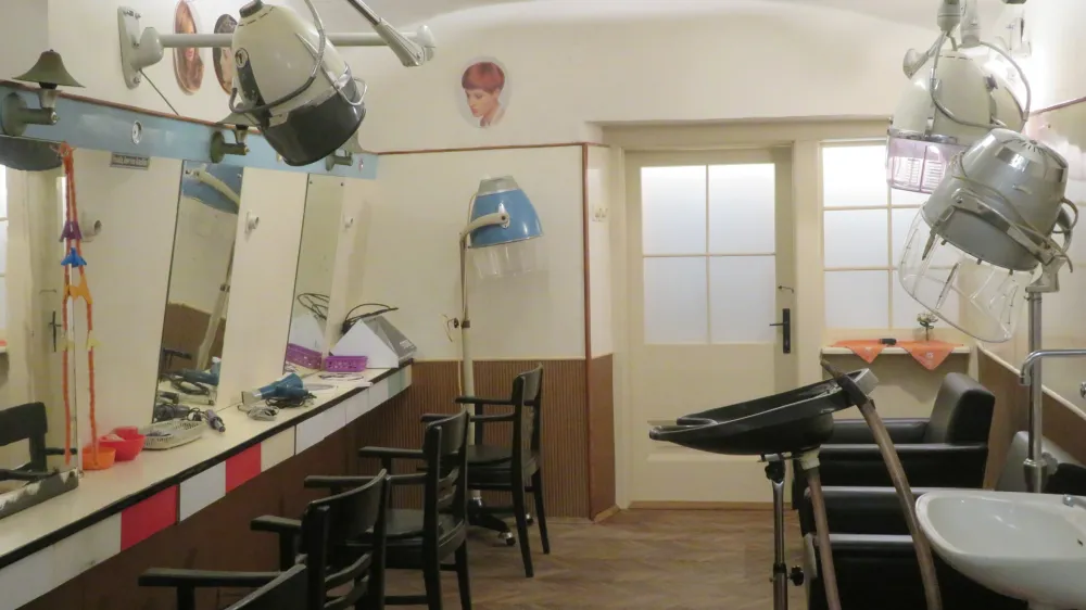 Frizersko brivski salon Kreutz velja za najstarejši ohranjen tovrstni salon v Sloveniji.