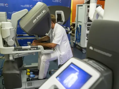 - robot s katerim bodo kirurgi izvajali uroloke operacije prostate in abdominalne operacije- 31.05.2018 - Kirurka klinika UKC Ljubljana - Operacijski blok - odprtje sistema za robotsko asistirane operativne posege, ki ga je v uporabo predala zdravstvena ministrica //FOTO: Matja Rut