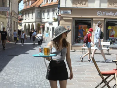 - gostinski vrt - pivo<br><br>- 27.06.2022 – Vročinski val v Ljubljani - vremenska slika - visoke dnevne temperature - vročina<br> <br>//FOTO: Luka Cjuha <br>