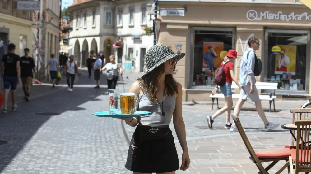 - gostinski vrt - pivo<br><br>- 27.06.2022 – Vročinski val v Ljubljani - vremenska slika - visoke dnevne temperature - vročina<br> <br>//FOTO: Luka Cjuha <br>