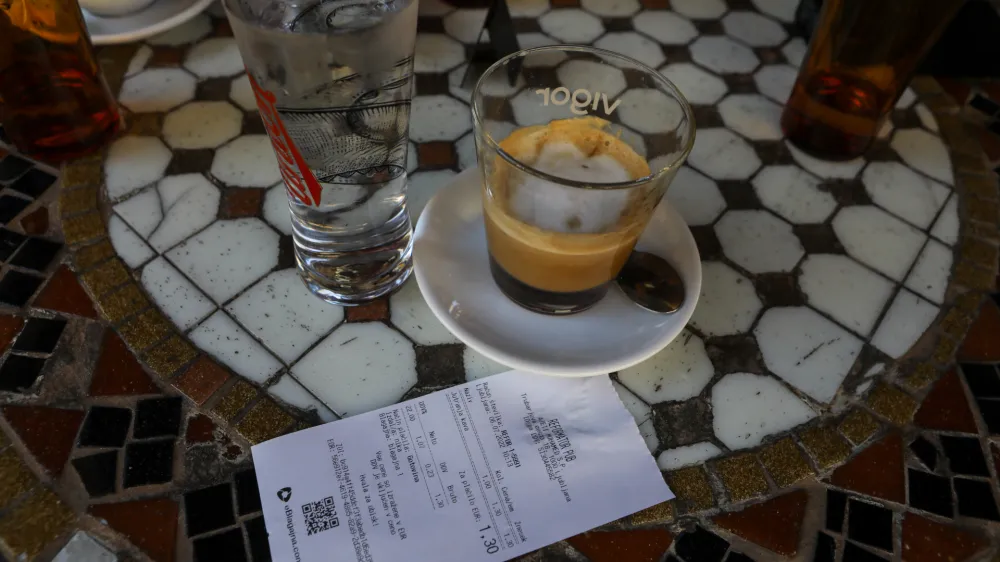 &Scaron;e najmanj se je pri tiskanju računov očitno spremenilo v gostinstvu. Natakarji v gostilnah praviloma izdajajo račune enako kot prej.