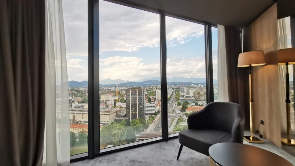 Soba s pogledom na Bežigrad in gore v daljavi. 