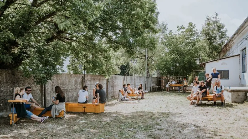 Prizori&scaron;ča leto&scaron;njega Kamfesta bo dopolnil na novo urejen javni prostor v kreativni četrti Barutana, ki so ga opremili z urbano opremo, oblikovano iz najdenih predmetov v okolici. Foto:&nbsp; Amadeja Smrekar