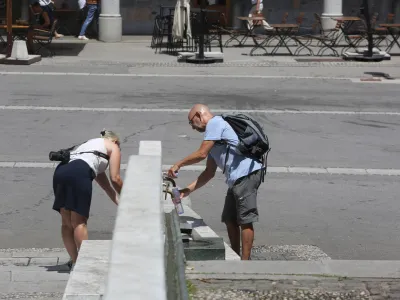 pitnik - fontana - vročina - žeja - voda<br><br>- 27.06.2022 – Vremenska slika v Ljubljani - vročinski val - visoke dnevne temperature -<br><br> <br><br>//FOTO: Nik Erik Neubauer