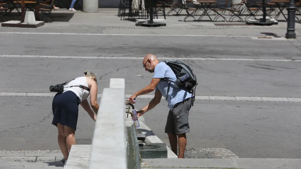 pitnik - fontana - vročina - žeja - voda<br><br>- 27.06.2022 – Vremenska slika v Ljubljani - vročinski val - visoke dnevne temperature -<br><br> <br><br>//FOTO: Nik Erik Neubauer