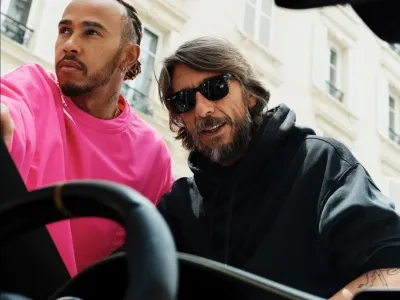 Legendarna Valentino rdeča barva, ki je že šest desetletij zaščitni znak modne hiše, odkar jo je njen ustanovitelj Valentino Garavani postavil na modni pediestal, je dobila konkurenco. Pierpaolo Piccioli, kreativni direktor Valentina, se je na nedavni predstavitvi jesenske kampanje pohvalil z novim barvnim adutom, vroče rožnato, ki bo zagotovo zaslovela kot njena starejša »sestra«. Poleg bleščečega odtenka, s katerim je prihajajoči modni sezoni vdihnil mladostno energijo, je oblikovalec predstavil ambasadorja svojega modnega obrata, hollywoodsko igralko in pevko Zendayo ter britanskega prvaka formule 1 Lewisa Hamiltona. 