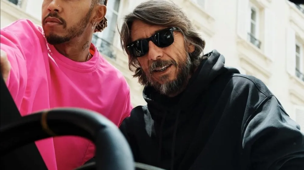 Legendarna Valentino rdeča barva, ki je že šest desetletij zaščitni znak modne hiše, odkar jo je njen ustanovitelj Valentino Garavani postavil na modni pediestal, je dobila konkurenco. Pierpaolo Piccioli, kreativni direktor Valentina, se je na nedavni predstavitvi jesenske kampanje pohvalil z novim barvnim adutom, vroče rožnato, ki bo zagotovo zaslovela kot njena starejša »sestra«. Poleg bleščečega odtenka, s katerim je prihajajoči modni sezoni vdihnil mladostno energijo, je oblikovalec predstavil ambasadorja svojega modnega obrata, hollywoodsko igralko in pevko Zendayo ter britanskega prvaka formule 1 Lewisa Hamiltona. 