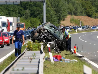 V hudi prometni nesreči na hrvaški avtocesti, ki je bila v smeri Zagreba več ur zaprta, je umrl 46-letni Slovak. Še sedem oseb je bilo poškodovanih.