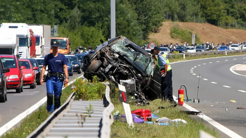 V hudi prometni nesreči na hrvaški avtocesti, ki je bila v smeri Zagreba več ur zaprta, je umrl 46-letni Slovak. Še sedem oseb je bilo poškodovanih.