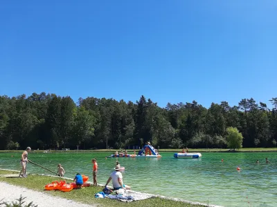 Zaradi šibkega pretoka vode so se v Šobcu namnožile planktonske zelene alge. Sredina analiza je potrdila primernost vode za kopanje, alge za kopalce niso nevarne, lahko pa povzročajo neprijetno reakcijo na koži.&nbsp;