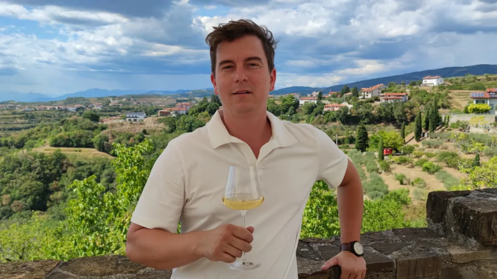 David Lipovšek: "Vsak dan imamo za pokušino in nakup na voljo približno 250 etiket najrazličnejših vin, od tega jih je vsak dan vsaj trideset na kozarec." F Iztok Klemenčič