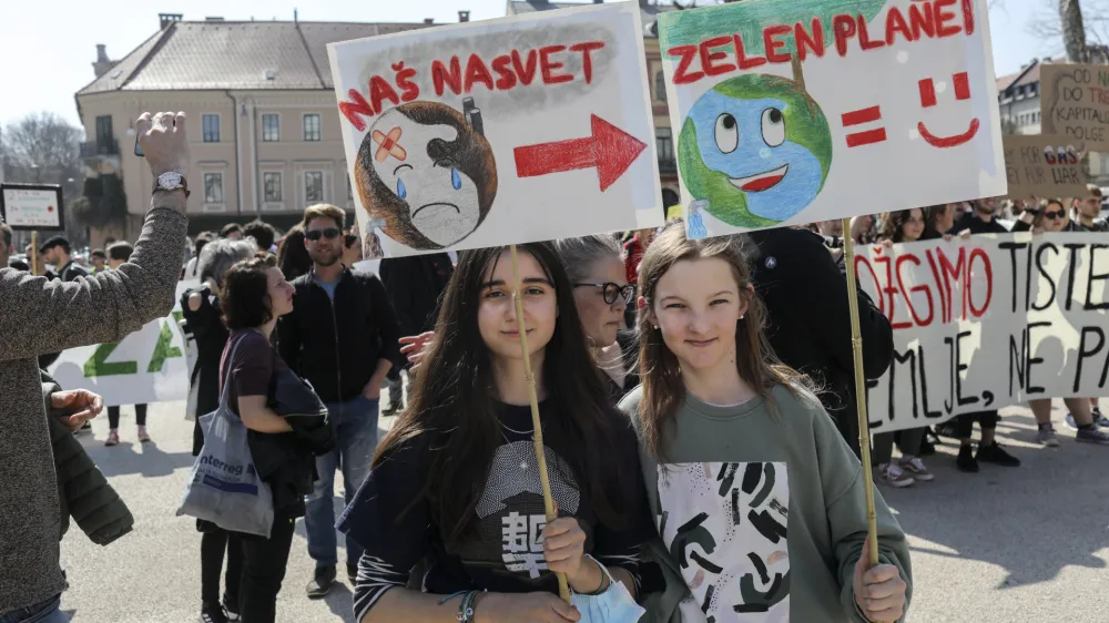 - 25.03.2022 - Podnebni štrajk: PLANET PRED PROFIT! - vseslovenski podnebni protest gibanja Mladi za podnebno pravičnost na Kongresnem trgu: protestni shod /FOTO: Jaka Gasar