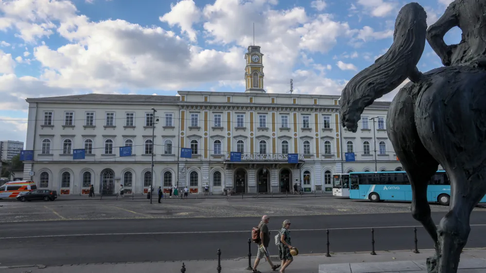 - 10.08.2022 - Železni&scaron;ka postaja Ljubljana - stavba - turisti //FOTO: Luka Cjuha