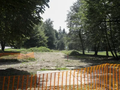 - 28.06.2022 – Park Tivoli v Ljubljani - Plečnikovo letno gledališče - rekonstrukcija Plečnikovega avditorija v ljubljanskem parku Tivoli - gradbišče //FOTO: Jaka Gasar