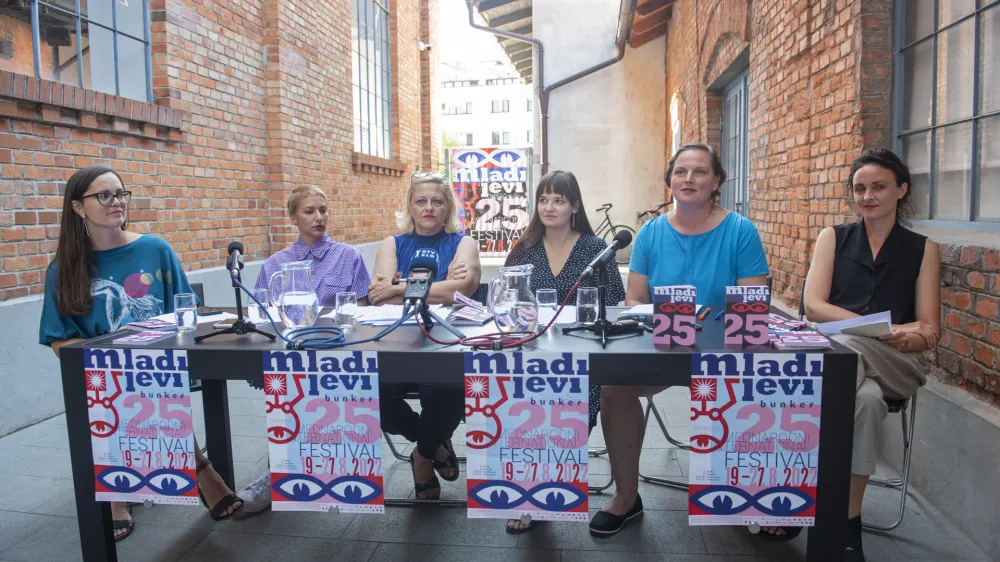 Ljubljana, Stara elektrarna.<br>Novinarski zajtrk ob jubilejnem 25. mednarodnem festivalu Mladi levi 2022, ki bo potekal od 19. do 27. avgusta.<br>O festivalu so med drugim spregovorile direktorica Bunkerja Alma R. Selimovic, selektorice umetniskega programa Mojca Jug, Lea Kukovicic in Klara Drnovsek Solina ter festivalska umetnica Neja Tomsic.