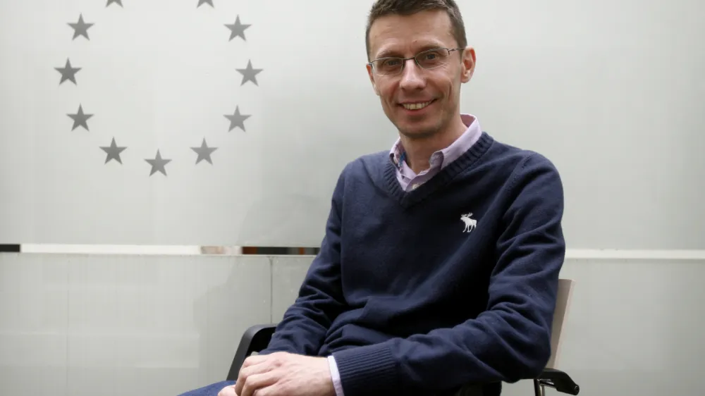 Dragan Barbutovski, je bil pred nastopom v.d. direktorja Ukom, direktor British Councila v Sloveniji, svetovalec za EU in strate&scaron;ko komuniciranje in nekdanji govorec slovenskega predsedstva EU. F Bojan Velikonja Q