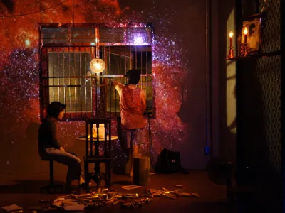 Otvoritveno predstavo letošnjih Mladih levov Pesem, ki jo je pel moj oče (trije dnevi v maju), ki govori o slovesu od mrtvih,  je režiral tajski umetnik Wichaya Artamat.
&nbsp;