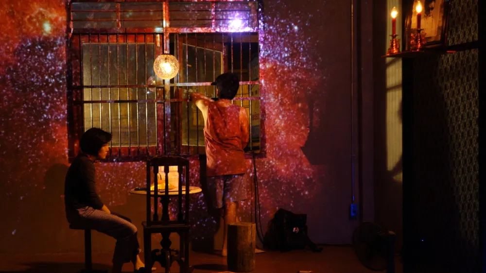 Otvoritveno predstavo letošnjih Mladih levov Pesem, ki jo je pel moj oče (trije dnevi v maju), ki govori o slovesu od mrtvih,  je režiral tajski umetnik Wichaya Artamat.
&nbsp;