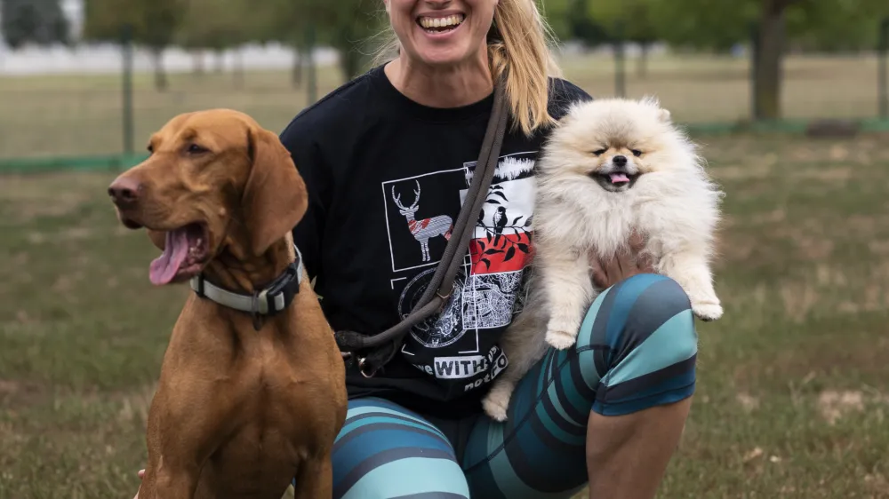 Pasja in&scaron;truktorica Sa&scaron;a Mulej pravi, da so pasji parki v mestih dobra praksa, da so psi tam lahko nemoteno spu&scaron;čeni, vendar pa so v Ljubljani premajhni, zato se predvsem večji psi v njih ne morejo razgibati. Foto: Nik Erik Neubauer