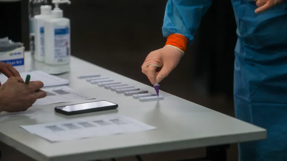 - Hitri antigenski testi- Gospodarsko razstaviče - testiranje s hitrimi antigenskimi testi HAGT v organizaciji ZD Ljubljana- 12.01.2021  Epidemija koronavirus COVID-19 v Sloveniji  mnoično testiranje in cepljenje proti covidu-19 na Gospodarskem razstaviču (GR) v Ljubljani.//FOTO: Bojan Velikonja 