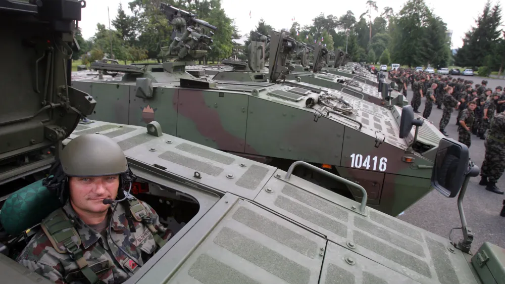 Vzporedno s &scaron;e potekajočo revizijo se kot možna alternativa nem&scaron;kim boxerjem omenja nakup poljskih osemkolesnikov KTO rosomak. Gre za bistveno cenej&scaron;a vozila, ki so licenčna različica patrie, Slovenska vojska pa jih skupaj s stro&scaron;ki uporabe že pozna. Foto:&nbsp;Luka Cjuha&nbsp;