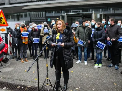 - Predsednica Sveta delavcev RTV Petra Bezjak Cirman25.11.2021. - Novinarska konferenca kolektiva zaposlenih v Informativnem programu TV Slovenija o predlogu programsko-produkcijskega načrta za leto 2022; pred glavnim vhodom RTV Slovenija, Kolodvorska 2, LJUBLJANA //FOTO: Bojan Velikonja